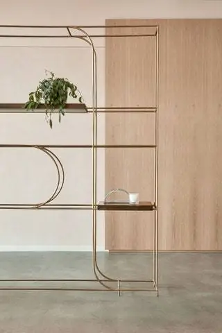 Деталь металлической мебели, созданной для штаб-квартиры Goop