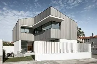 «Использование цинка намекает на традиционные дома в районах, близких к шахте Арнао, которые…