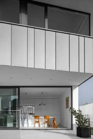 На первом этаже расположены дневные зоны, кабинет, гостиная и кухня-столовая, все с большими окнами…