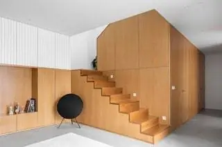 Дерево придает теплоту интерьеру дома