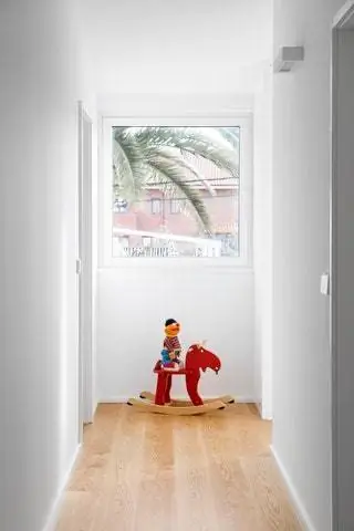 Окна обрамляют вид на парк. Растительность проникает в дом