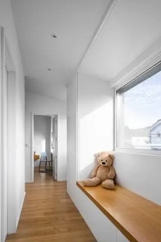 На верхнем этаже находятся четыре спальни, соединенные коридором с раздвижным окном или форточкой…