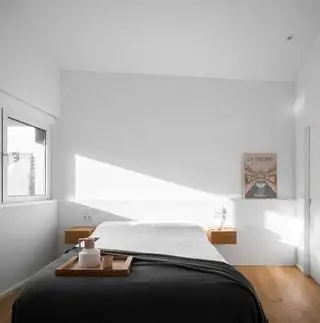 Мебель минималистична, но ничего не пропало. Главная спальня примыкает к ванной комнате