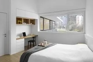 В каждой спальне письменный стол, сделанный на заказ