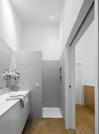 В ванных комнатах также преобладает строгость материалов, что как раз и является одной из ценностей дома