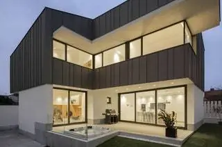 Ночное освещение подчеркивает дизайн дома