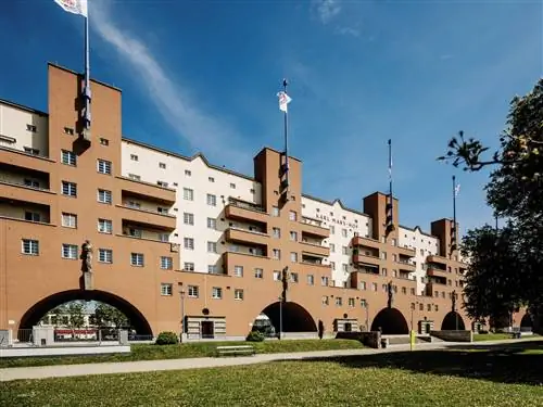 KarlMarxHof - самый культовый многоквартирный дом в «Красной Вене»