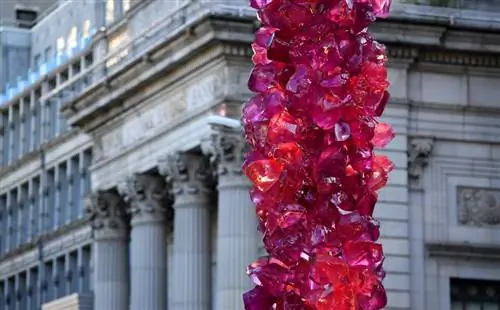 Скульптура из смолы Rose Crystal Tower в парке Юнион-сквер в Нью-Йорке в октябре 2017 года Скульптура из смолы Rose Crystal Tower в парке Юнион-сквер в Нью-Йорке в октябре 2017 года