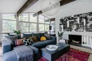 Диван от BoConcept, а подушки были куплены во время поездки в Исландию