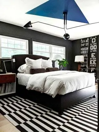 В главной спальне кровать от Kravet и ковер от Ikea
