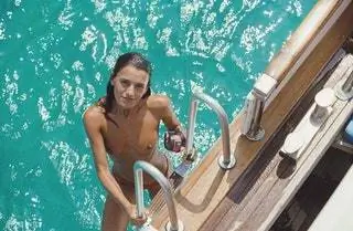 На Балеарских островах, недалеко от Форментеры, Ева Мария Лопес поднимается на палубу «Серены» на роскошной яхте своего партнера