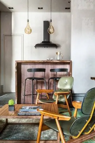Винтажные кресла El caf de Cassina из галереи Viva Vintage, бра Visual Comfort, подвесные светильники над барной стойкой… Винтажные кресла El caf de Cassina из галереи Viva Vintage, бра Visual Comfort, подвесные светильники над барной стойкой…