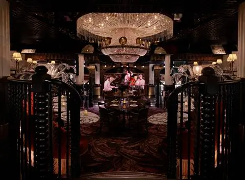 Ковры и хрустальные люстры окружают огромное пространство ресторана Brasserie