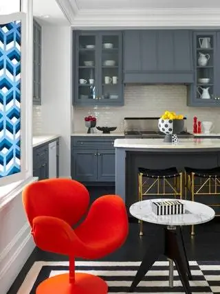 На кухне мы видим кресло Tulip Midi от Pierre Paulin, стол Screw от Tom Dixon и ковер Canaan от Jonathan…
