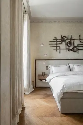 В спальне изголовье и тумбочки были спроектированы Caprini Pellerin Architectes. Лампы из…
