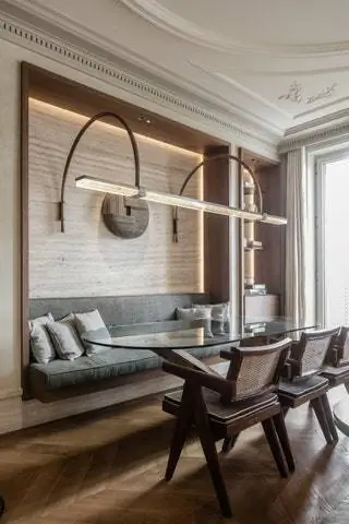 Стулья Chandigarh от Pierre Jeanneret Valentino, стол, настольные лампы Porto Romana и подвесной светильник Caprini…
