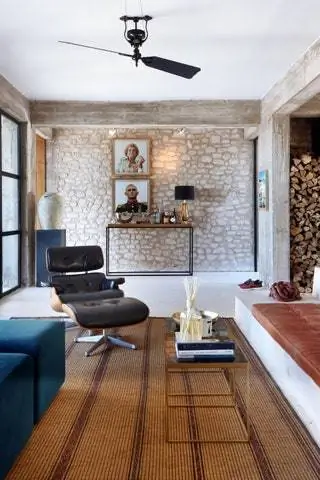 С крыльца вы попадаете в гостиную. Шезлонг от Eames for Vitra и современные фотографии контрастируют с…