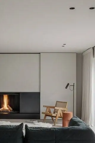 В гостиной есть кресло PK22 от Poul Kjaerholm и офисное кресло 051 Capital Complex от Pierre Jeanneret среди…