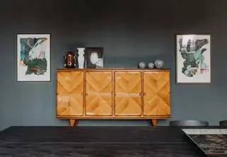 Мебель 1950-х годов от Brocantage с предметами, приобретенными во время поездок