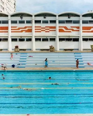 На этой фотографии, сделанной Дарагом Соденом darahsoden, запечатлена архитектура плавательных бассейнов Тулона
