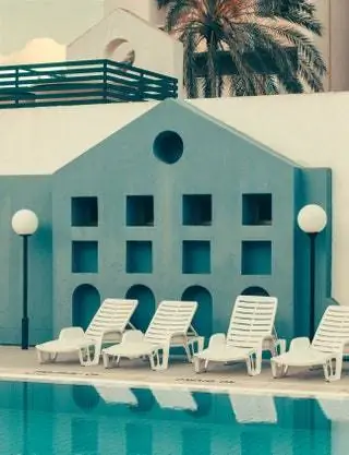 Ромен Лапрад фотографирует знаменитый Aquasun Lido архитектора Ричарда Англии на Мальте. Фотография 2018 года