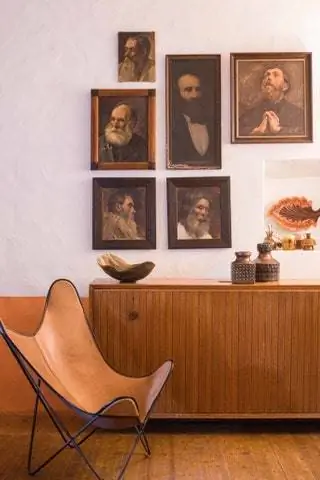 Рядом с камином мы находим место, которое можно было бы использовать как молельню с прикроватным шкафом 60-х годов.…