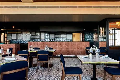 Мы вошли в Only You Hotel Valencia, пятизвездочный отель, вдохновленный Средиземноморьем и с международным призванием