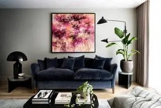Диван Pinch's Moreau был обит голубой бархатной тканью от Designers Guild. Художественное произведение обеспечивает…
