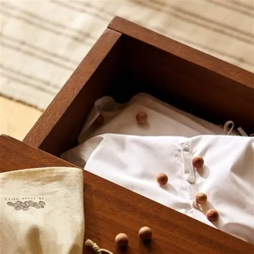 Если вы хотите, чтобы ваш ГАРДЕРОБ (и ваша ОДЕЖДА) приятно пах, ПОЭТОМУ, вы должны надушить его