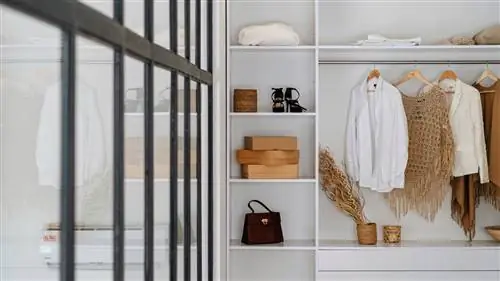 Если вы хотите, чтобы ваша одежда хорошо пахла, вы должны надушить ее вот так