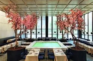 Зал у бассейна ресторана Four Seasons в здании Seagram Building, спроектированный Джонсоном и Ван дер Роэ, Нью-Йорк, 1958 год. &copy; Jennifer…