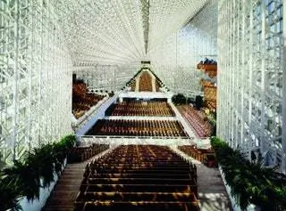 Интерьер стеклянного собора от JohnsonBurgee Architects в Гарден-Гроув, Калифорния, 1980 год. &copy; Джулиус Шульман