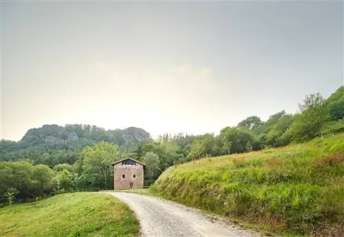 CASERÍO из бетона и дерева, вырытый в ГОРАХ