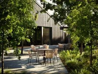Ландшафтный дизайн был разработан Nelson Byrd Woltz Landscape Architects