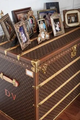 Сундук Louis Vuitton с инициалами Дианы Вишневой был изготовлен специально для нее. На его поверхности…