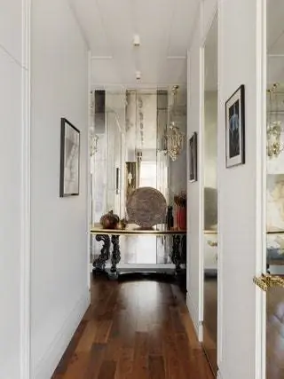 Чуть более чем за месяц они переделали все пространство и включили шкафы и кладовые у главного входа в квартиру