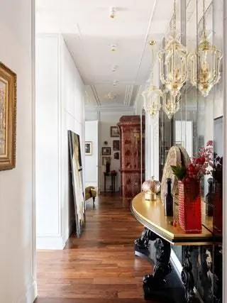 В этой части интерьера потолки были состарены, чтобы гармонировать с историческими элементами, а окна…