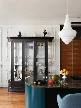 Столешницы изготовлены из лемурийского голубого гранита