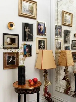 На стене фотографии и автографы звезд мирового балета