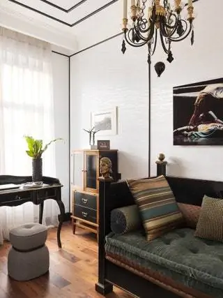 В процессе ремонта подвесной потолок в гардеробной и коридоре сняли и оставили открытым…