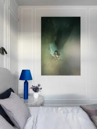 Кровать изготовлена на заказ True Blue Lamp от Katrina Raben Davidsen на стене работы Марка Олича