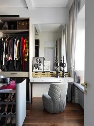 Система хранения сделана стульями гробами Leitmotiv Munna по эскизам Златы Корниловой, купленным…