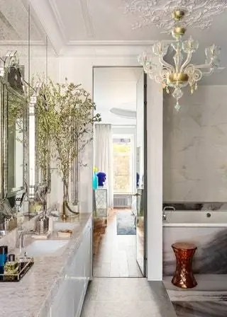 Люстры пяти мировых концертных залов, где танцевала Диана, послужили прототипами для трех…