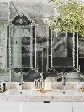 Зеркала Arte Veneziana с раковиной и смесителями из Vitra