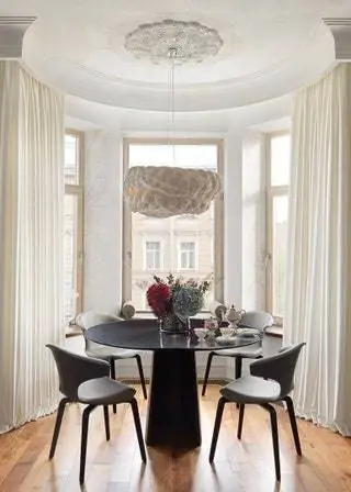 Винтажные стулья, разработанные Освальдо Борсани, обтянуты тканью Nobilis, стол сделан на заказ, фигура…