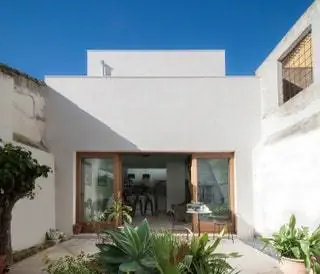 Iniesta Nowell Arquitectos получила заказ от английского писателя, путешествующего по всему миру, для создания очень типичного Backland House в…
