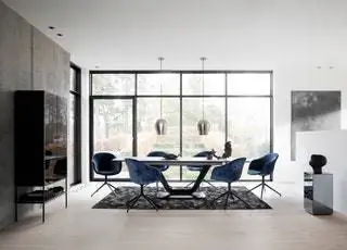 Словно подвешенный в воздухе, это стол Аликанте, подписанный AARDE. Его парящий дизайн придает легкость…