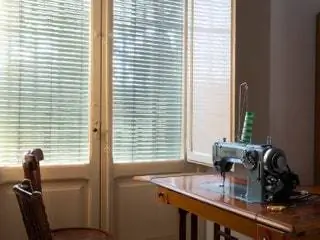 «В комнате, которую должны были занять дети, которых у них не было, было две швейные машинки, стол и…