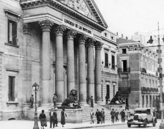 «Это 13 октября 1931 года. В Каррера-де-Сан-Херонимо перед отелем «Палас», личное участие Альфонсо XIII в группе…