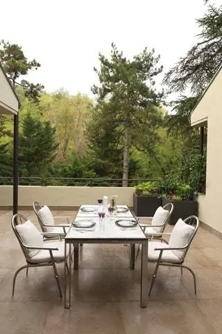 Дом окружен частным садом, соединенным с общественным парком Parco Villa Ghigi